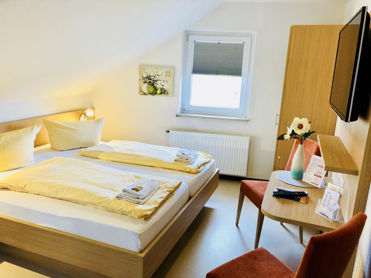 Hotel - Restaurant Hirschen - Werneths Landgasthof Beim Europa- Park Rust Rheinhausen Esterno foto
