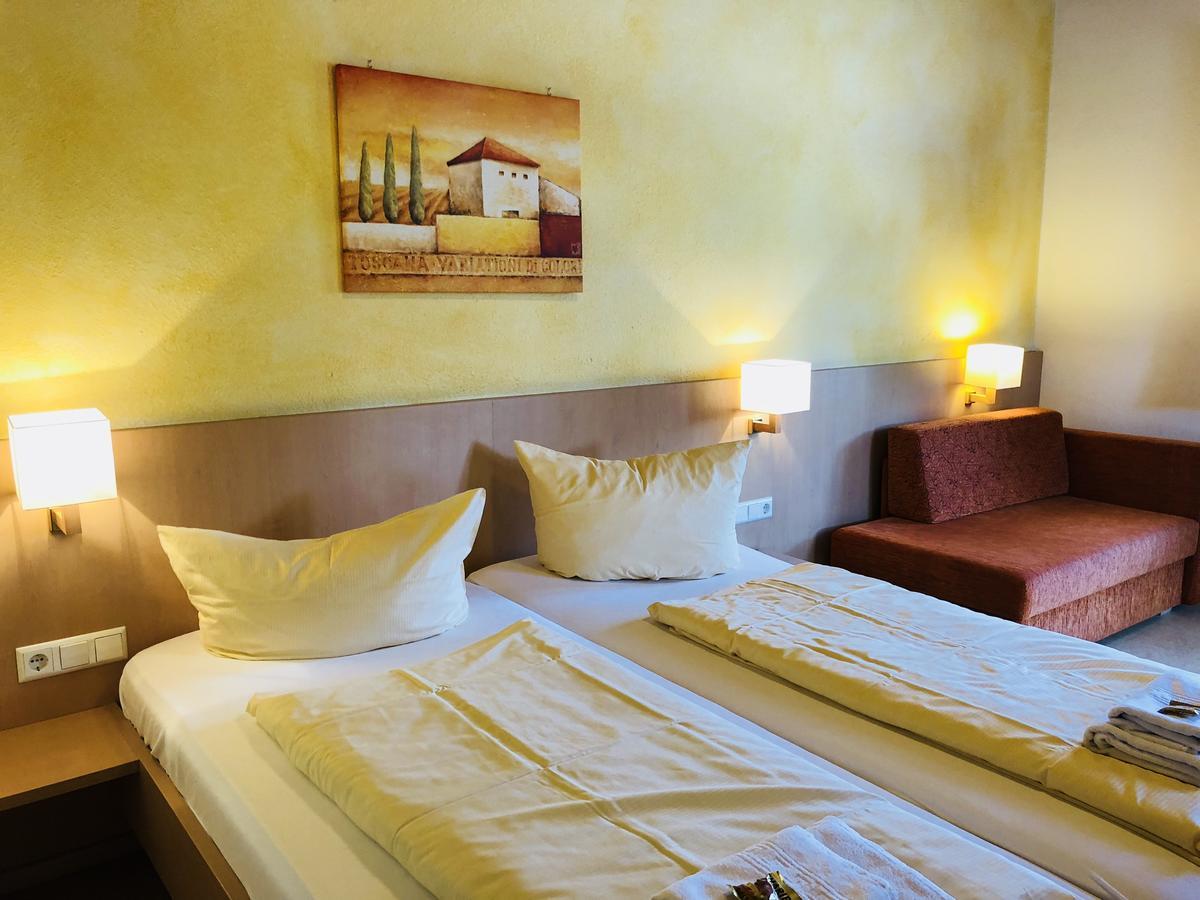Hotel - Restaurant Hirschen - Werneths Landgasthof Beim Europa- Park Rust Rheinhausen Esterno foto